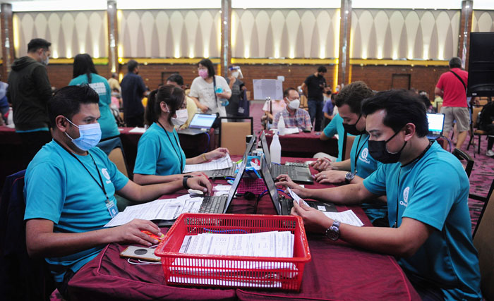 志愿者将完成接种者的资料输入电脑。
