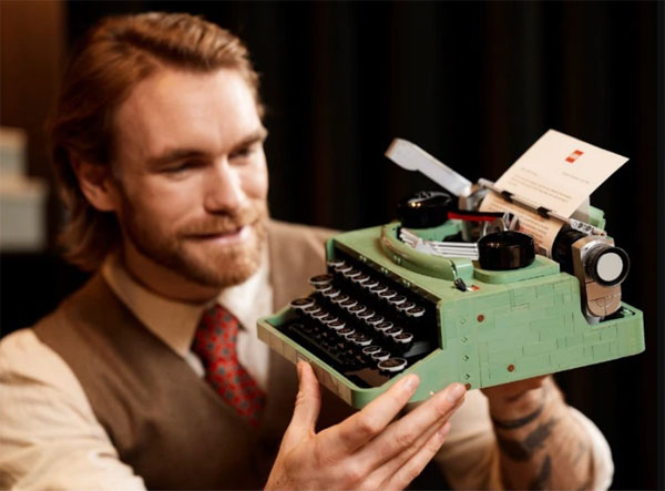 乐高先前推出一款复古打字机。
