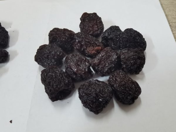 “大圆黑枣”以新疆红枣烘焙加工而成，圆粒大颗且肉厚为主要特点，香口感甜软糯。