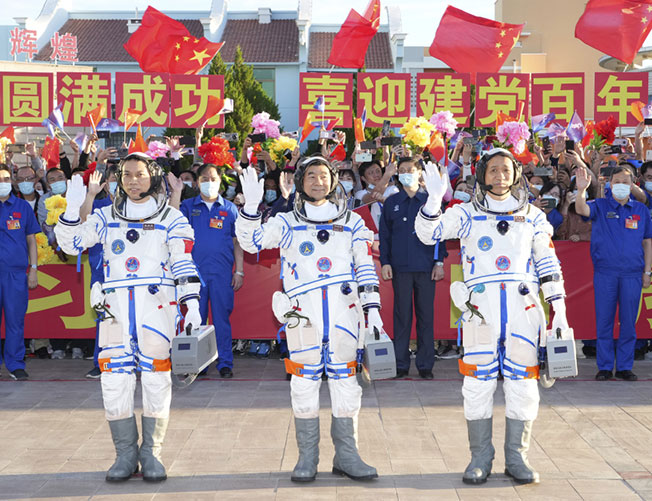 “神舟十二号”太空人出征仪式周四在酒泉卫星发射中心举行。图为太空人聂海胜（右）、刘伯明（中）和汤洪波在出征仪式上挥手。（新华社）
