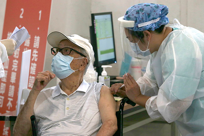 台北老人周三接种疫苗。（美联社）