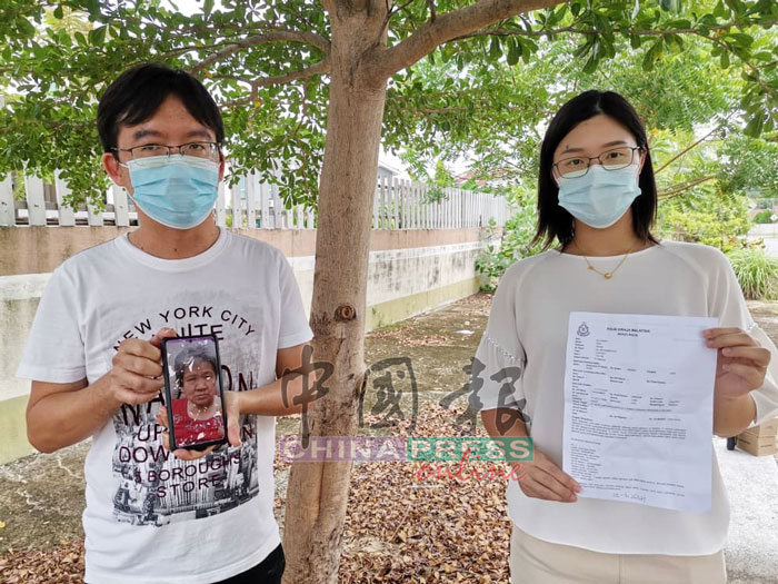 杨嘉炜（左起）手持母亲谢枝珍照片，与陈昭宋希望通过群众力量，寻回失踪的谢枝珍。