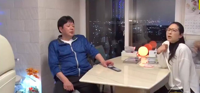 豪宅主人秋良（左）和妻子丰美接受电视综艺节目访问。