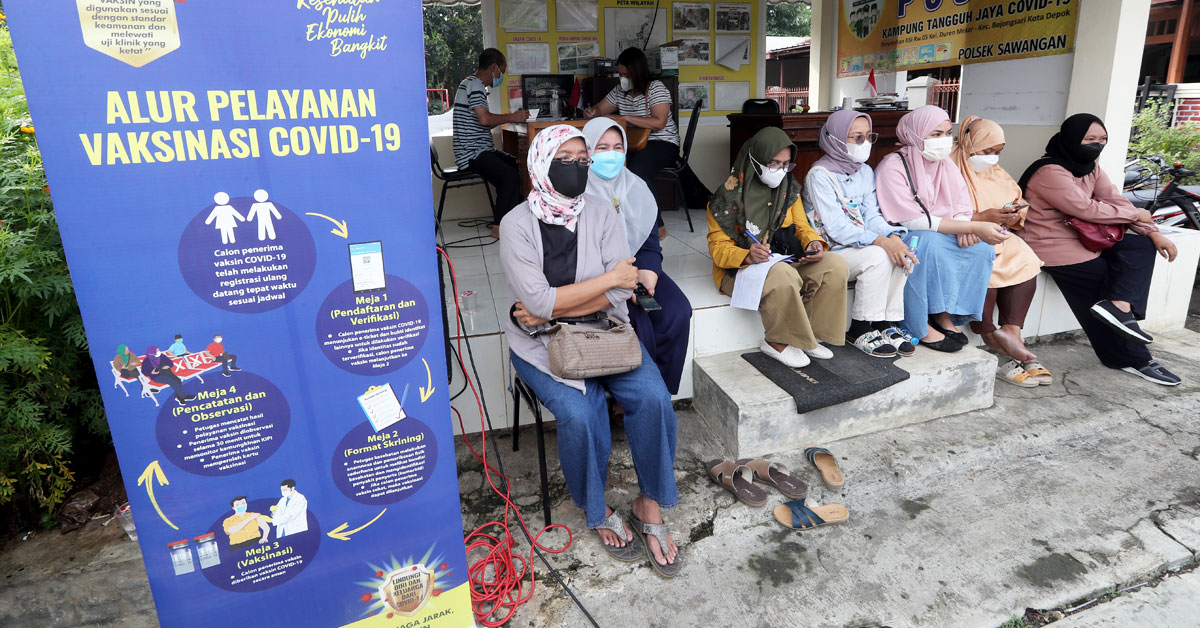 印尼妇女周六在西爪哇德波市，等候接种新冠疫苗。（欧新社）