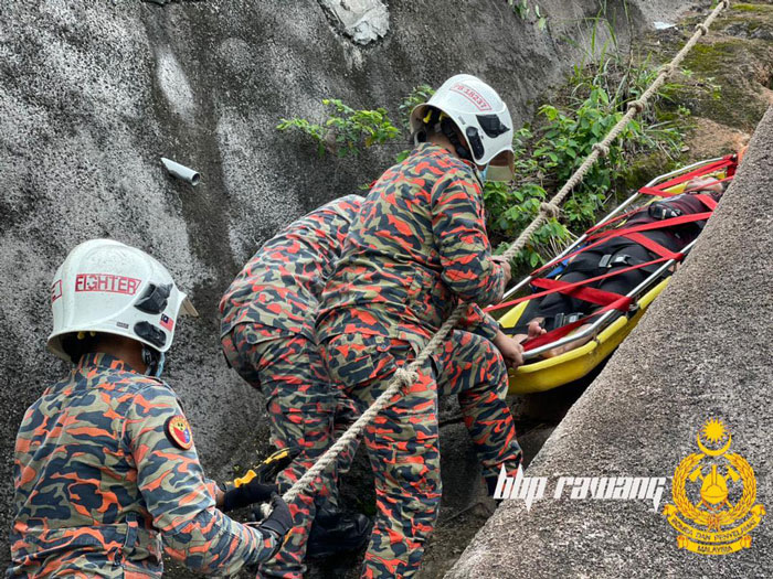 消拯员利用担架及绳索，缓慢将晕倒者救下山。