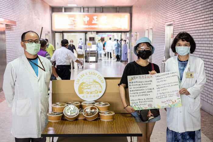 刘倩妏（右2）捐赠极具大马风味的便当给台北荣总的医护人员。