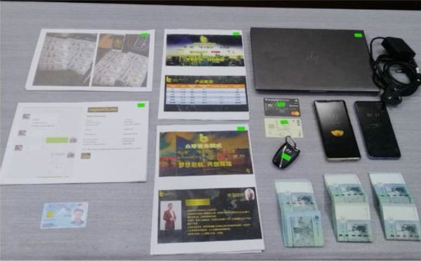 警方起获不少财物及干案工具，包括手机、手提电脑、现款及外币等。