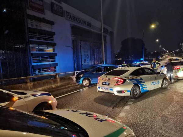 嫌犯共乘的迈薇轿车在逃跑过程中，失控撞上淡杯安莎娜广场前汽车天桥的分界堤。