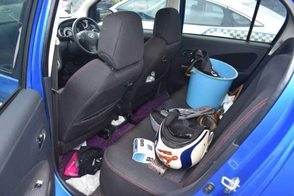 警方在迈薇轿车内发现许多杂物。