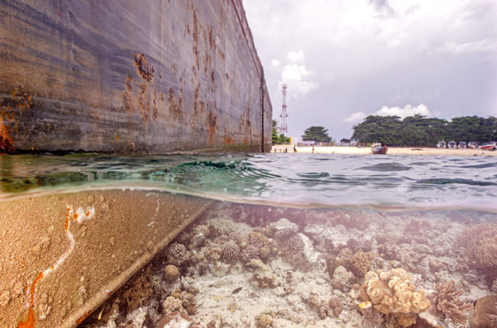 一艘载满建材的驳船在马布岛靠岸不成而搁浅。