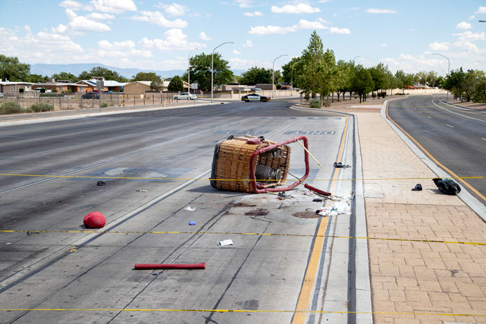 坠毁后的热气球篮子落在马路上。