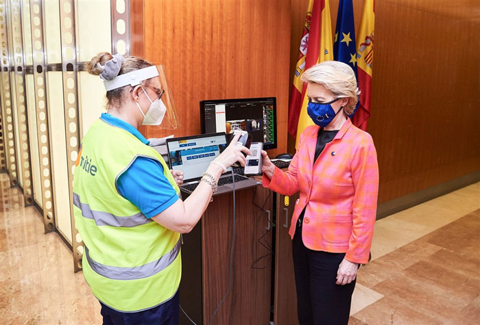 欧盟执行委员会主席范德赖恩（右），日前访西班牙时测试数位疫苗护照。