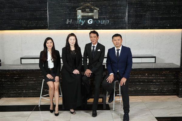 海利集团执行董事薛淬嬣（左起）、郭㛢利、薛廷海和熊伟业合影。