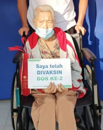 101岁的麻坡女人瑞陈云英已接种两剂新冠疫苗。