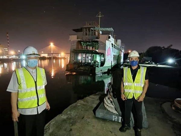 陈德钦（左）欣喜“槟城号”老渡轮成功修复，浮回水面。