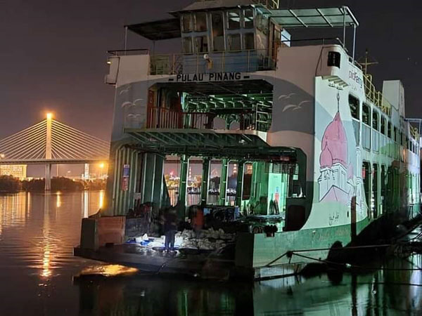 维修人员日以继夜的不停维修，使“槟城号”老渡轮在短时间内修复成功。