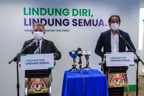 凯里（右起）及阿汉峇峇召开每周疫苗进展汇报会。