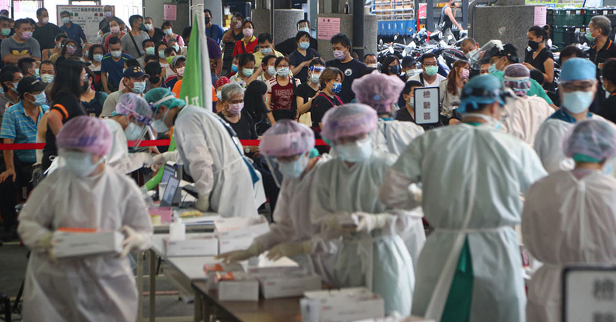 台北农产运销公司（北农）爆发群聚感染疫情，当局周二快筛站，针对出入果菜市场的员工及摊商全面筛检。中央社