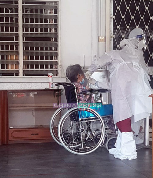 美嘉威安老院被确诊的老人，陆续被安排进院接受治疗，当局本月底将到安老院进行第3次新冠筛检。