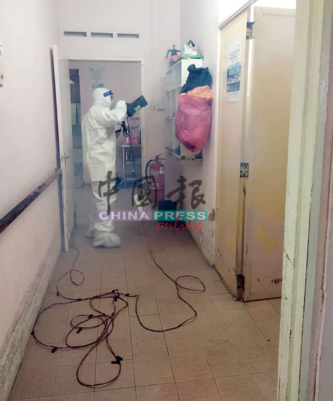 芙蓉国会消毒行动队在美嘉威安老院接受次轮检测前，连续两天派人到该院进行全面消毒。