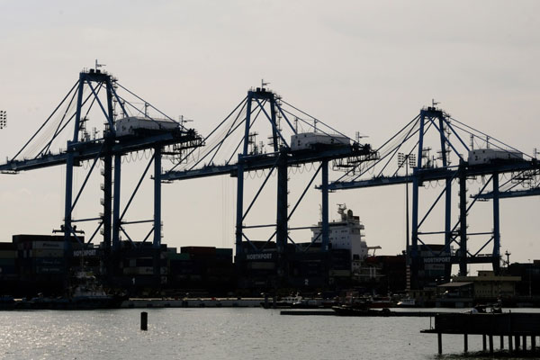 我国5月贸易表现强劲；图为巴生北港港口的高架起重机。