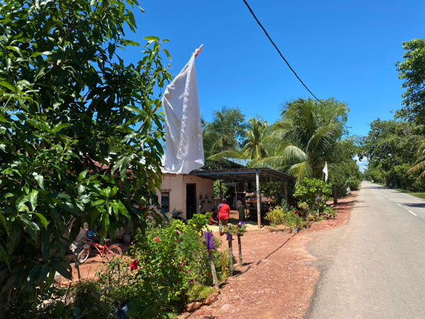 甘榜双溪金胡绒逾20户住家已经升起白旗。