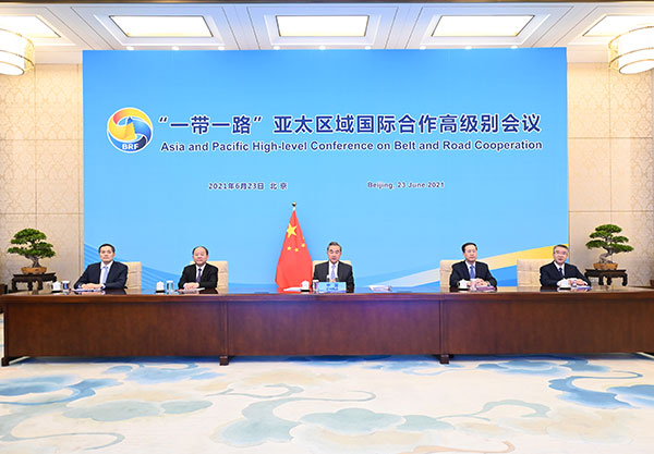 王毅（中）周三在北京，主持“一带一路”亚太区域国际合作高级别视频会议。（新华社）
