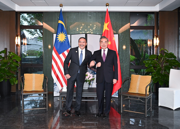 外交部长拿督斯里希山慕丁（左起）与中国外交部长王毅。（档案照）
