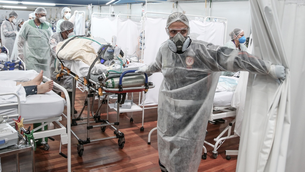 在巴西一所医院的新冠肺炎病房，医生在抢时间救治患者。（档案照）