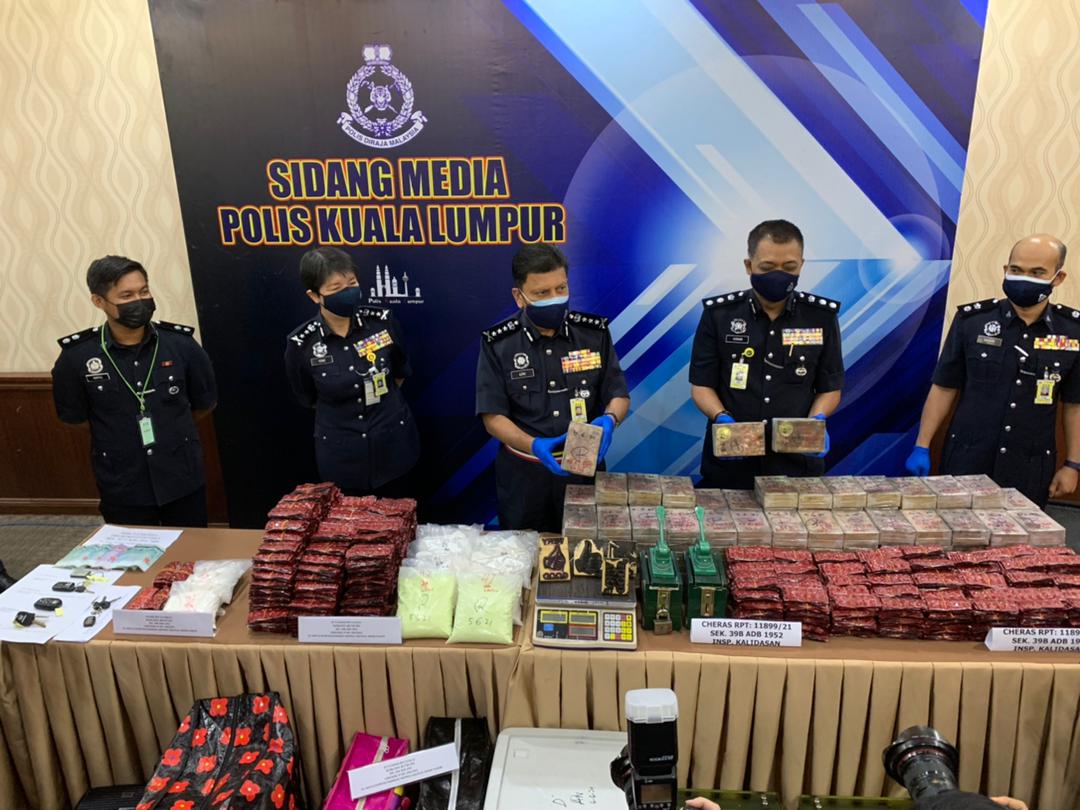 阿兹米（中）展示警方起获的毒品。左2起为吉隆坡副总警长拿督杨丽珠和吉隆坡肃毒组主任安南助理总监。