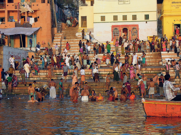 在“圣城”瓦拉纳西的恒河河畔常见景象，密密麻麻的信徒轮番泡进河水里祈祷。