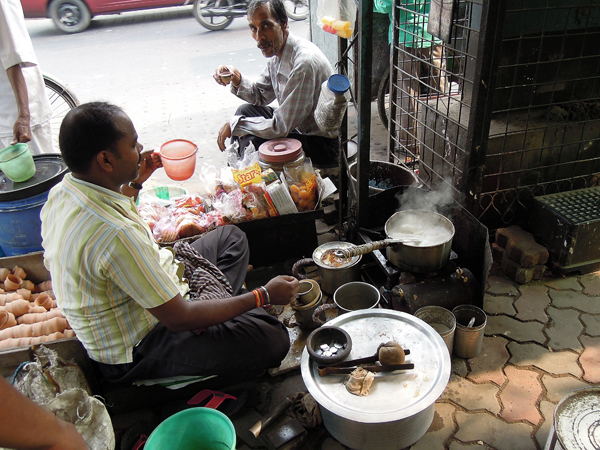 路边小贩在煮奶茶。