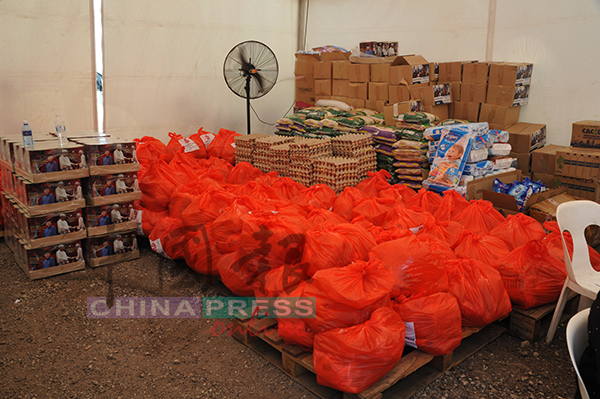福利部工作人员负责派发食物到各别居民的住家。