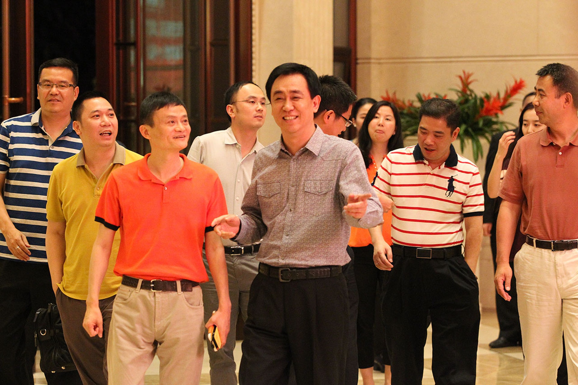 黄有龙（左2起）与马云关系密切，2014年6月陪同马云到广州恒大中心。