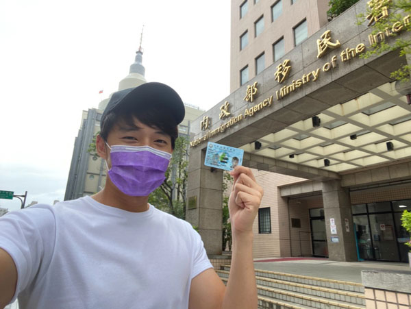 阿哲日前顺利拿到台湾居留证。