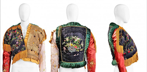 Martin Margiela 2006年春夏的作品，由复古缎面、天鹅绒、印花和绣花靠垫制成的夹克，当时共制作了7份，制作时间为49小时。