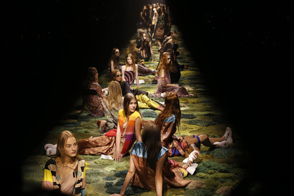 Dries Van Noten2015春季秀场，终场时模特儿或躺或卧在魔毯上，呈现百万嬉皮的迷幻风貌。