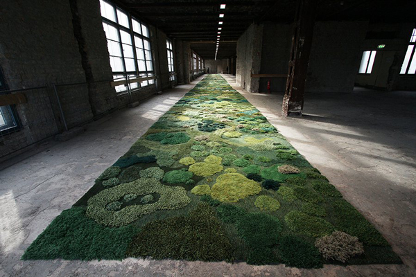 这条长达50公尺的魔毯，不仔细看，会以为是人工草皮，实际上是Alexandra以多层次的绿色，创作出逼真且深浅有致的绿色魔毯，第一次亮相是在Dries Van Noten2015春季秀场。