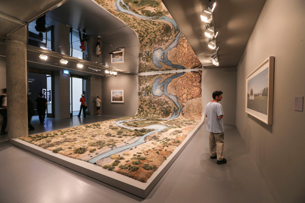 这幅被墨尔本维多利亚国家美术馆收购的余料挂毯互动装置，Alexandra呈现的是阿根廷最后一条无积水的野生河流圣克鲁斯河。