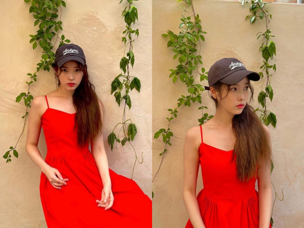 IU穿着韩牌AND YOU红裙与棒球帽。（图／翻摄自IG@dlwlrma）