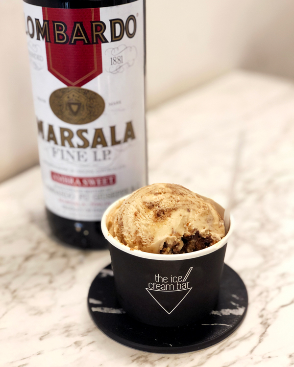 提拉米苏雪糕中加入玛莎拉葡萄酒，为提拉米苏加强了坚果味和焦糖香甜。