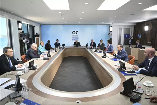 G7 13日发表峰会公报，G7领袖首度在公报中提及台湾海峡和平稳定的重要性，并要求中国尊重新疆人权，允许香港高度自治。图为G7领袖12日开会的画面。