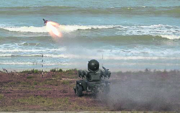 陆军试射 “贾纳斯”防空导弹。