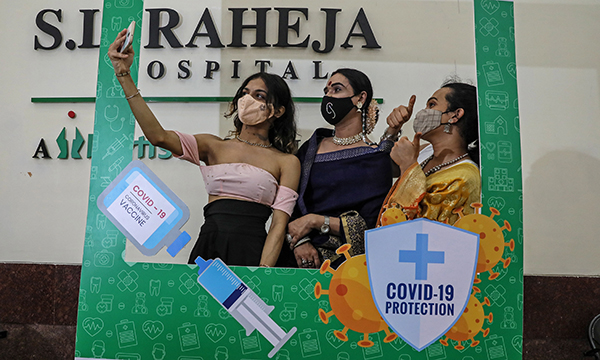 印度跨性别人士周日在孟买的疫苗中心接种疫苗后合照。(欧新社)