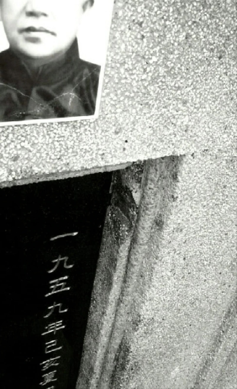 墓碑右上方有明顯被硬物撬開的痕跡。讀者提供