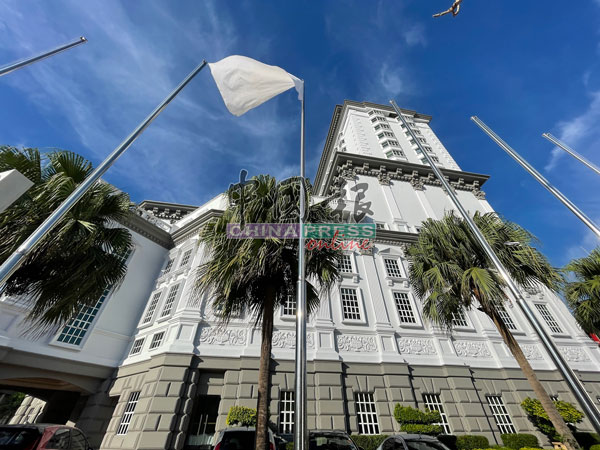 马六甲LaCrista酒店是全国首间升白旗行动的酒店，表达酒店业界没有获得政府援助的不满。
