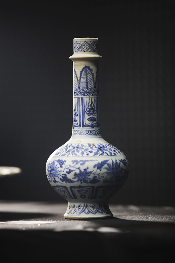 ISEAS海洋考古团队在第一艘沉船发现的这个青花瓷瓶，被认为是世界上唯一有这种形状的元代青花瓷瓶。（海峡时报）