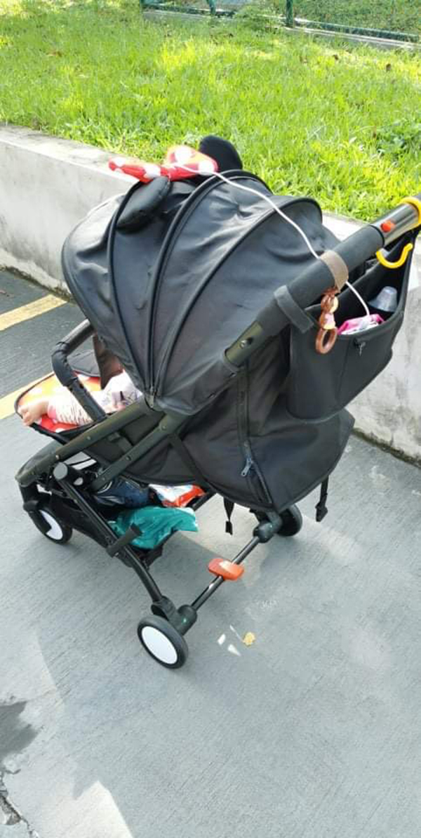 事发当时，赵先生5个月大的小女儿就在婴儿车内，电动脚踏车骑士的鸟笼碰撞到婴儿车。（受访者提供）