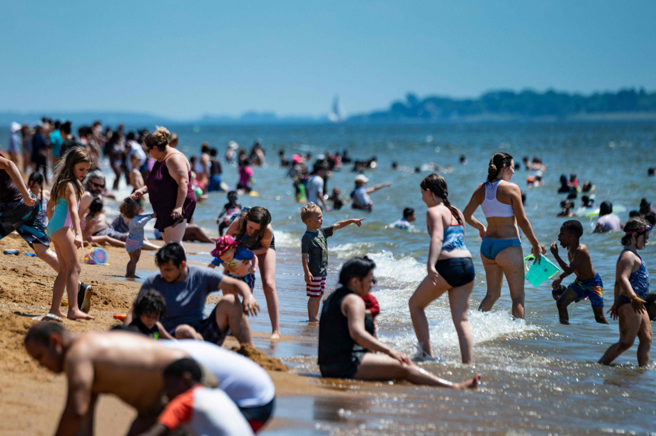 美国有民众周二在马里兰州安纳波利斯的桑迪角州立公园的海滩和切萨皮克湾玩水降温。（法新社）