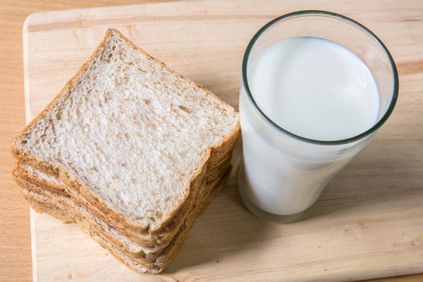 台湾一名男大生早餐、午餐长期只吃面包、牛奶造成身体负担。（互联网）
